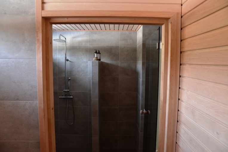 Kannustalon lato - kylpyhuone ja sauna
